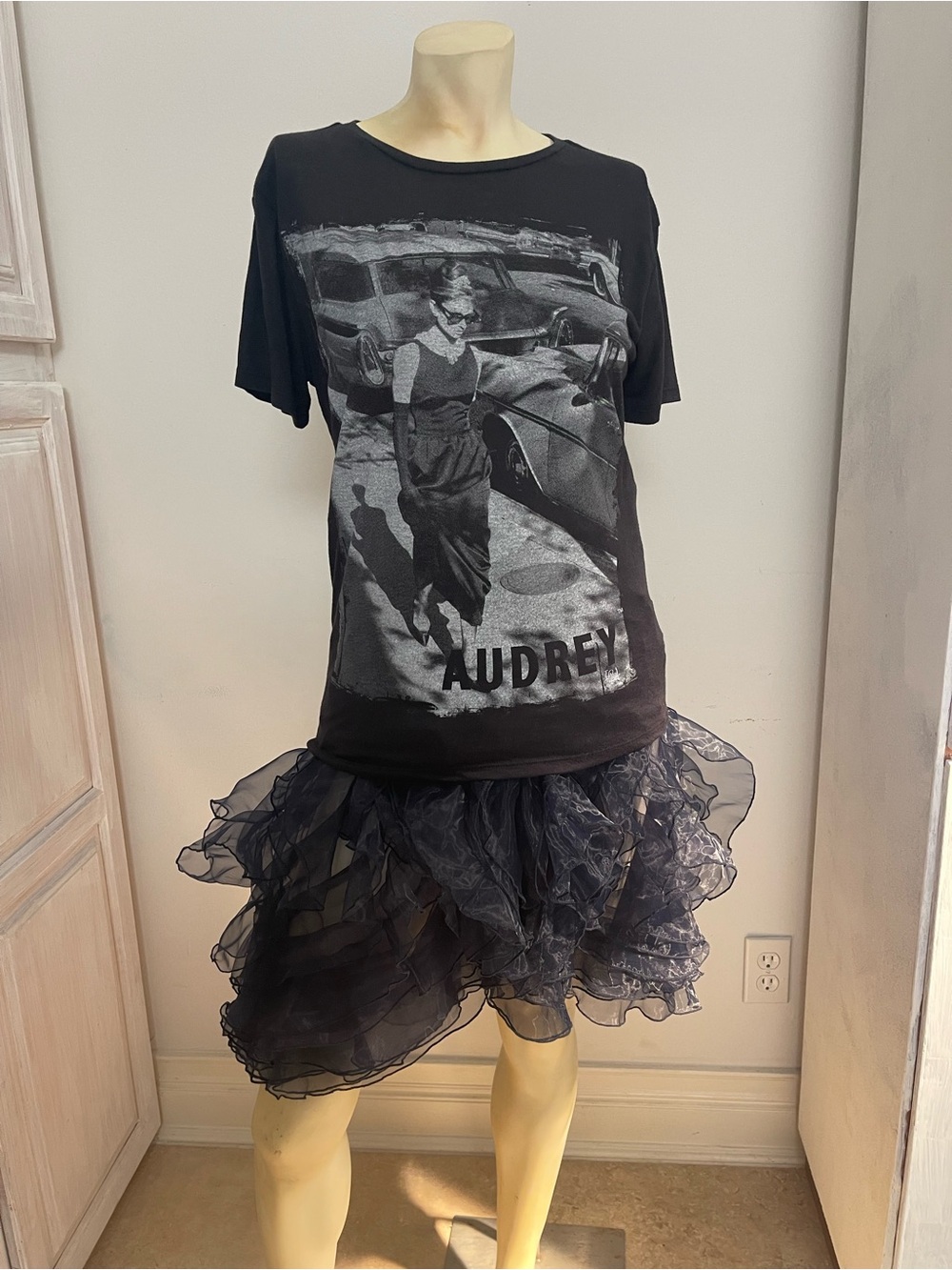 LEGENDS OF HOLLYWOOD AUDREY HEPBURN BLACK T SHIRT NEW WITH TAGS SIZE S - Picture 4 of 11